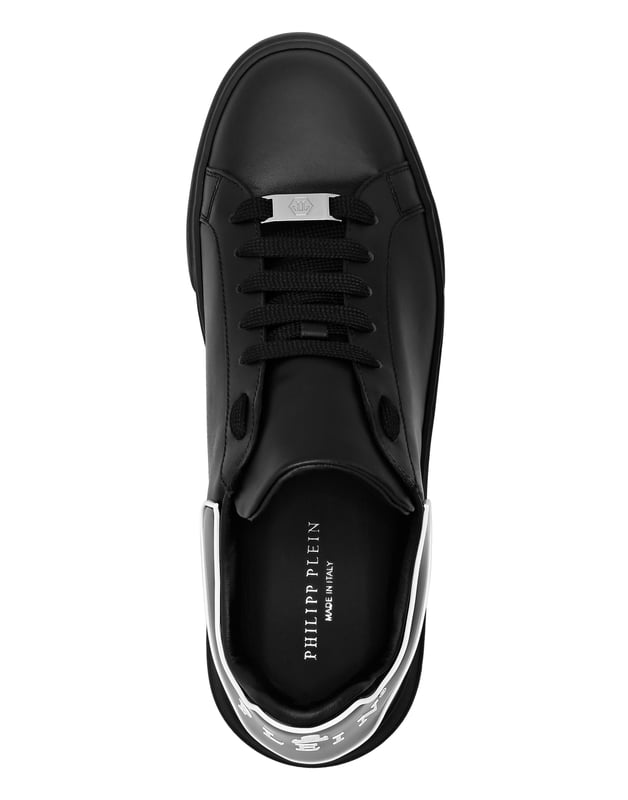 Zapatillas lo-top de napa con una pestaña en el talón con logo y ribete en un color contrastante.   br>  Cordones a juego.   br> Bordes acolchados.   br> Suela de goma antideslizante.   br> Forro interior y plantilla extraíble.   br>