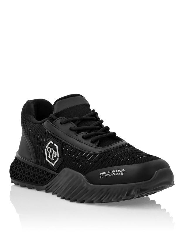 Rubber en geweven stoffen runners. De iconische Skull is gedrukt op de hiel en de metalen PP Hexagon is aangebracht op het buitenste kwart. Gewatteerde zomen. Vetersluiting. Glijvaste rubberen zool. Schokabsorberend, geperforeerd thermoplastisch kussen op de hiel. Binnenvoering en uitneembare binnenzool.