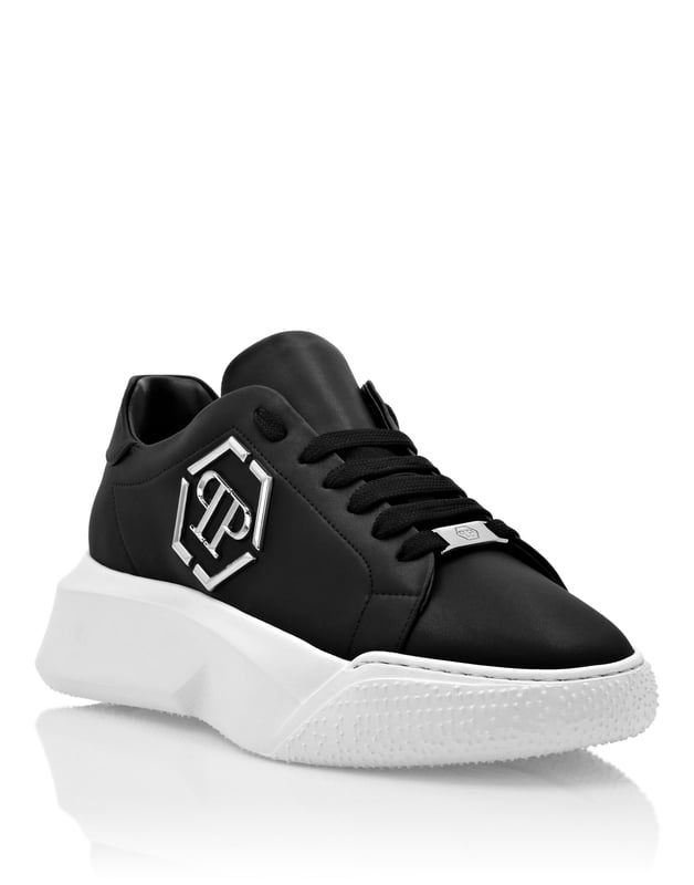 Die Godzilla Runner sind aus weichem Leder und Tarnstoff gefertigt. Passende Schnürsenkel. Gepolsterte Säume. PP Hexagon ist auf dem äußeren Viertel angebracht. Rutschfeste Gummilaufsohle und stark dämpfende Materialzwischensohle. Innenfutter und herausnehmbare Einlegesohle.