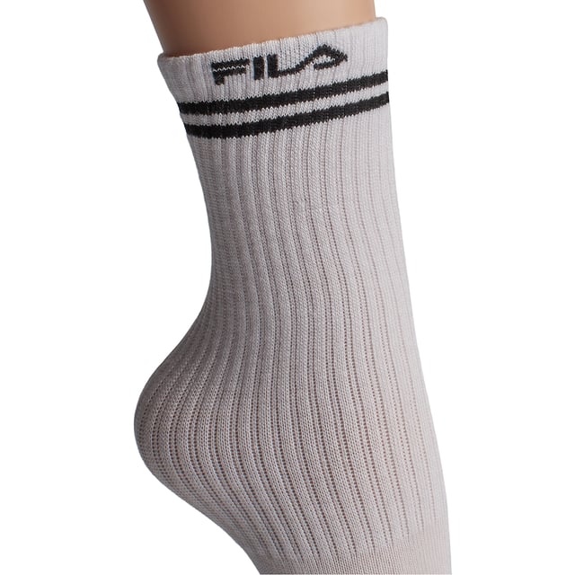 Paquete de 3 Calcetines Largos de Bambú F5507 para Hombres y Mujeres Este paquete de calcetines Fila combina un diseño retro con materiales modernos. Su construcción de fibra de bambú ofrece una suavidad extra, transpirabilidad y propiedades antibacterianas naturales, ideales para el uso diario.
Detalles:
- Diseño unisex de caña alta.
- Puños acanalados.
- Paquete de 3 pares.
- Estilo deportivo con logo Fila bordado y rayas decorativas contrastantes.
- Fabricado con fibra de bambú.
- Alta capacidad de absorción de humedad.
- Costuras suaves.
- Adecuados para combinar con zapatillas, botas o calzado deportivo.
Una elección perfecta para quienes buscan calcetines hasta la rodilla versátiles, suaves y duraderos, con el valor añadido de una tela sostenible como el bambú y el respaldo de una marca icónica como Fila.
Composición: 62% Viscosa, 32% Poliéster, 4% Elastodieno, 2% Elastano
Cuidado:
Lavar a máquina a un máximo de 30°C.
No usar blanqueadores ni productos blanqueadores.
No planchar.
No limpiar en seco.
Secar al aire o en secadora a baja temperatura.