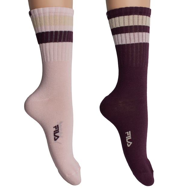 Este pack de calcetines unisex Fila combina un diseño clásico con materiales cómodos y funcionales. Su caña alta acanalada y las rayas en contraste evocan un estilo deportivo retro, perfecto para looks casuales o urbanos.

Detalles:
- Composición con un alto porcentaje de algodón que proporciona suavidad y transpirabilidad natural.
- Diseño unisex de caña alta.
- Logo de Fila bordado.
- Puño acanalado.
- Estilo deportivo con rayas en contraste.
- Costuras planas.
- Tejido elástico.
- Pack de 3 pares.

Una opción versátil y cómoda para hombres y mujeres que buscan calcetines duraderos con un diseño atemporal y materiales de calidad como el algodón.
Composición: 66% algodón, 32% poliéster, 2% elastano.
Cuidado:
Lavar a máquina a un máximo de 30°C.
No usar blanqueadores ni quitamanchas.
No planchar.
No limpiar en seco.
Secar al aire o en secadora a baja temperatura.