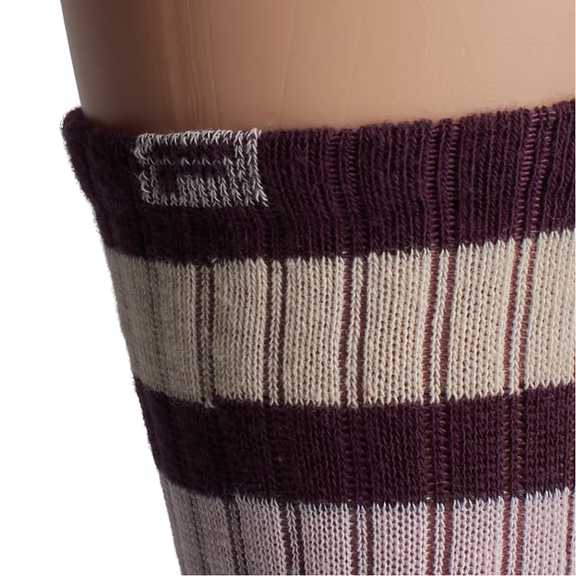 Este pack de calcetines unisex Fila combina un diseño clásico con materiales cómodos y funcionales. Su caña alta acanalada y las rayas en contraste evocan un estilo deportivo retro, perfecto para looks casuales o urbanos.

Detalles:
- Composición con un alto porcentaje de algodón que proporciona suavidad y transpirabilidad natural.
- Diseño unisex de caña alta.
- Logo de Fila bordado.
- Puño acanalado.
- Estilo deportivo con rayas en contraste.
- Costuras planas.
- Tejido elástico.
- Pack de 3 pares.

Una opción versátil y cómoda para hombres y mujeres que buscan calcetines duraderos con un diseño atemporal y materiales de calidad como el algodón.
Composición: 66% algodón, 32% poliéster, 2% elastano.
Cuidado:
Lavar a máquina a un máximo de 30°C.
No usar blanqueadores ni quitamanchas.
No planchar.
No limpiar en seco.
Secar al aire o en secadora a baja temperatura.