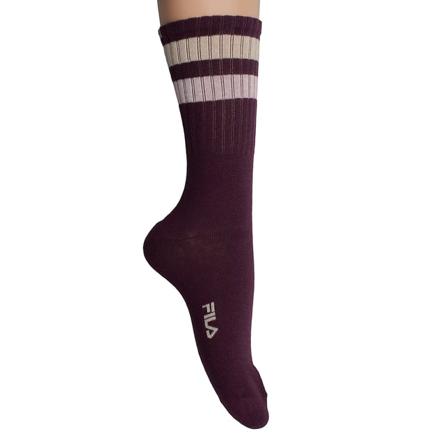 Este pack de calcetines unisex Fila combina un diseño clásico con materiales cómodos y funcionales. Su caña alta acanalada y las rayas en contraste evocan un estilo deportivo retro, perfecto para looks casuales o urbanos.

Detalles:
- Composición con un alto porcentaje de algodón que proporciona suavidad y transpirabilidad natural.
- Diseño unisex de caña alta.
- Logo de Fila bordado.
- Puño acanalado.
- Estilo deportivo con rayas en contraste.
- Costuras planas.
- Tejido elástico.
- Pack de 3 pares.

Una opción versátil y cómoda para hombres y mujeres que buscan calcetines duraderos con un diseño atemporal y materiales de calidad como el algodón.
Composición: 66% algodón, 32% poliéster, 2% elastano.
Cuidado:
Lavar a máquina a un máximo de 30°C.
No usar blanqueadores ni quitamanchas.
No planchar.
No limpiar en seco.
Secar al aire o en secadora a baja temperatura.