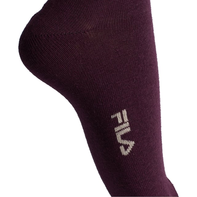 Este pack de calcetines unisex Fila combina un diseño clásico con materiales cómodos y funcionales. Su caña alta acanalada y las rayas en contraste evocan un estilo deportivo retro, perfecto para looks casuales o urbanos.

Detalles:
- Composición con un alto porcentaje de algodón que proporciona suavidad y transpirabilidad natural.
- Diseño unisex de caña alta.
- Logo de Fila bordado.
- Puño acanalado.
- Estilo deportivo con rayas en contraste.
- Costuras planas.
- Tejido elástico.
- Pack de 3 pares.

Una opción versátil y cómoda para hombres y mujeres que buscan calcetines duraderos con un diseño atemporal y materiales de calidad como el algodón.
Composición: 66% algodón, 32% poliéster, 2% elastano.
Cuidado:
Lavar a máquina a un máximo de 30°C.
No usar blanqueadores ni quitamanchas.
No planchar.
No limpiar en seco.
Secar al aire o en secadora a baja temperatura.