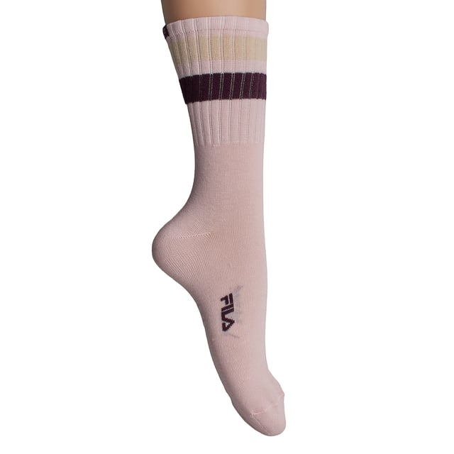 Este pack de calcetines unisex Fila combina un diseño clásico con materiales cómodos y funcionales. Su caña alta acanalada y las rayas en contraste evocan un estilo deportivo retro, perfecto para looks casuales o urbanos.

Detalles:
- Composición con un alto porcentaje de algodón que proporciona suavidad y transpirabilidad natural.
- Diseño unisex de caña alta.
- Logo de Fila bordado.
- Puño acanalado.
- Estilo deportivo con rayas en contraste.
- Costuras planas.
- Tejido elástico.
- Pack de 3 pares.

Una opción versátil y cómoda para hombres y mujeres que buscan calcetines duraderos con un diseño atemporal y materiales de calidad como el algodón.
Composición: 66% algodón, 32% poliéster, 2% elastano.
Cuidado:
Lavar a máquina a un máximo de 30°C.
No usar blanqueadores ni quitamanchas.
No planchar.
No limpiar en seco.
Secar al aire o en secadora a baja temperatura.