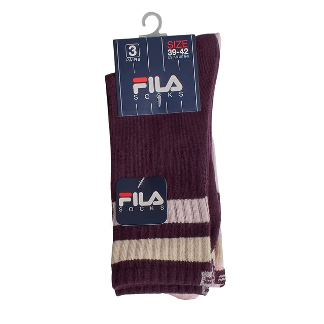 Este pack de calcetines unisex Fila combina un diseño clásico con materiales cómodos y funcionales. Su caña alta acanalada y las rayas en contraste evocan un estilo deportivo retro, perfecto para looks casuales o urbanos.

Detalles:
- Composición con un alto porcentaje de algodón que proporciona suavidad y transpirabilidad natural.
- Diseño unisex de caña alta.
- Logo de Fila bordado.
- Puño acanalado.
- Estilo deportivo con rayas en contraste.
- Costuras planas.
- Tejido elástico.
- Pack de 3 pares.

Una opción versátil y cómoda para hombres y mujeres que buscan calcetines duraderos con un diseño atemporal y materiales de calidad como el algodón.
Composición: 66% algodón, 32% poliéster, 2% elastano.
Cuidado:
Lavar a máquina a un máximo de 30°C.
No usar blanqueadores ni quitamanchas.
No planchar.
No limpiar en seco.
Secar al aire o en secadora a baja temperatura.