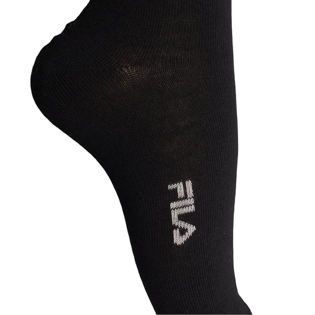 Pack-2 Calcetines Largos Deportivos F3611 para Hombre y Mujer Este pack de calcetines Fila es perfecto para quienes valoran la sencillez, la calidad y el confort en el día a día. Su diseño de caña alta acanalada proporciona sujeción sin presión, y su tejido suave ofrece una sensación agradable desde la primera puesta.
Detalles:
- Composición con alto porcentaje de algodón que aporta suavidad natural y transpirabilidad.
- Modelo unisex, apto para hombre o mujer.
- Caña alta con canalé elástico que mejora el ajuste y la estabilidad.
- Logo Fila bordado en el empeine.
- Logo Fila bordado en el empeine.
- Pack funcional de dos pares.
Una opción básica y versátil con el sello de calidad Fila. Ideal para quienes buscan calcetines altos. cómodos, discretos y duraderos para cualquier ocasión.
Composición: 88% Algodón, 11% Poliéster, 1% Elastano
Cuidados:
Lavar a máquina a un máximo de 30 °C.
No usar lejía ni blanqueadores.
No planchar.
No lavar en seco.
Secar al aire o en secadora a baja temperatura.