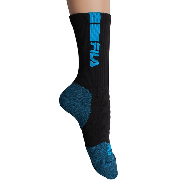 Calcetines Fila diseñados para acompañarte en cada entrenamiento o actividad diaria. Este pack de 2 pares combina diseño técnico, ajuste anatómico y materiales de alto rendimiento. Su estructura ergonómica con refuerzos estratégicos en talón, puntera y empeine mejora la sujeción del pie y reduce el desgaste por fricción.

Detalles:
- Pie anatómico reforzado.
- Ideal entrenamientos o running.
- Caña alta.
- Logo Fila bordado.
- Estructura izquierda y derecha para un mejor ajuste.
- Cuenta con soporte del arco.
- Pack de 2 pares.
- Variedad de colores.
- Fabricado en tejido con propiedades de secado rápido.
- Paneles reforzados alrededor de la puntera y el talón, los elementos más expuestos a la abrasión, aumentan la durabilidad de los calcetines y prolongan su vida útil.
- El acabado acanalado evita que los calcetines se resbalen.

Una opción ideal para quienes buscan calcetines de mujer resistentes, cómodos y con un look dinámico para el deporte o el uso diario.
 Composición: 97% Poliester, 3% Elastano
 Cuidados:
Lavar a máquina a un máximo de 30 °C.
No usar lejía ni blanqueadores.
No planchar.
No lavar en seco.
Secar al aire o en secadora a baja temperatura.