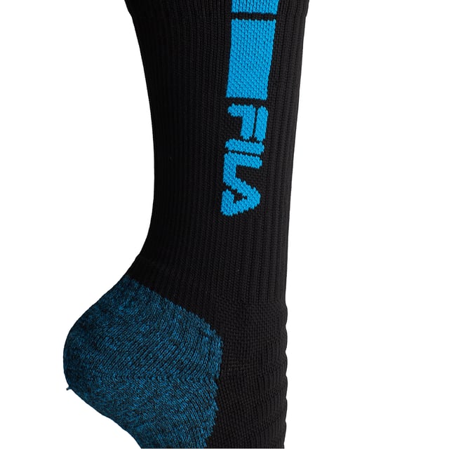 Calcetines Fila diseñados para acompañarte en cada entrenamiento o actividad diaria. Este pack de 2 pares combina diseño técnico, ajuste anatómico y materiales de alto rendimiento. Su estructura ergonómica con refuerzos estratégicos en talón, puntera y empeine mejora la sujeción del pie y reduce el desgaste por fricción.

Detalles:
- Pie anatómico reforzado.
- Ideal entrenamientos o running.
- Caña alta.
- Logo Fila bordado.
- Estructura izquierda y derecha para un mejor ajuste.
- Cuenta con soporte del arco.
- Pack de 2 pares.
- Variedad de colores.
- Fabricado en tejido con propiedades de secado rápido.
- Paneles reforzados alrededor de la puntera y el talón, los elementos más expuestos a la abrasión, aumentan la durabilidad de los calcetines y prolongan su vida útil.
- El acabado acanalado evita que los calcetines se resbalen.

Una opción ideal para quienes buscan calcetines de mujer resistentes, cómodos y con un look dinámico para el deporte o el uso diario.
 Composición: 97% Poliester, 3% Elastano
 Cuidados:
Lavar a máquina a un máximo de 30 °C.
No usar lejía ni blanqueadores.
No planchar.
No lavar en seco.
Secar al aire o en secadora a baja temperatura.