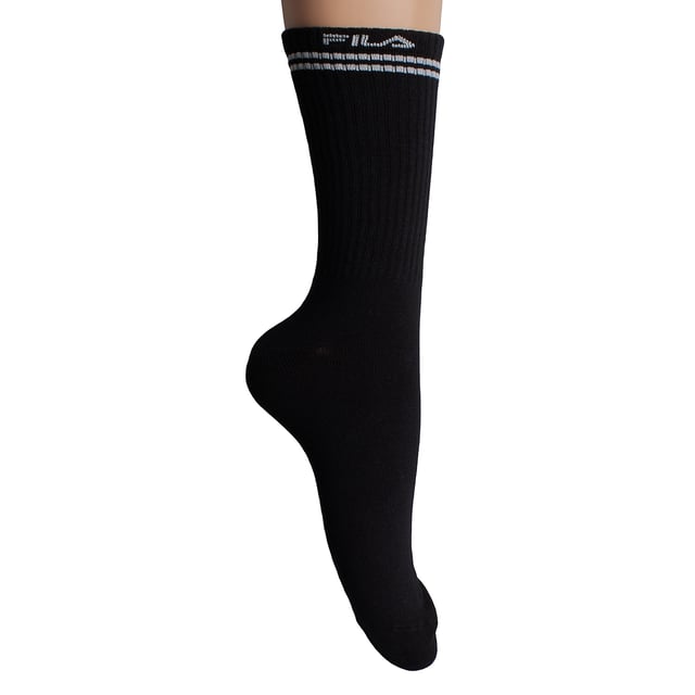 Paquete de 3 calcetines largos de bambú F5507 para hombres y mujeres Este pack de calcetines Fila combina un diseño retro con materiales modernos. Su construcción en fibra de bamboo ofrece una suavidad extra, transpirabilidad y propiedades antibacterianas naturales, ideales para el uso diario.
Detalles:
- Diseño unisex de caña alta.
- Puños acanalados.
- Pack de 3 pares.
- Estilo deportivo con logo de Fila bordado y franjas decorativas a contraste.
- Hechos con fibra de bamboo.
- Alta capacidad de absorción de humedad.
- Costuras suaves.
- Apto para combinar con zapatillas, botas o calzado deportivo.
Una elección perfecta para quienes buscan calcetines altos versátiles, suaves y duraderos, con el valor añadido de una tela sostenible como el bamboo y el respaldo de una marca icónica como Fila.
Composición: 62% Viscosa, 32% Poliéster, 4% Elastodieno, 2% Elastano
Cuidado:
Lavar a máquina a un máximo de 30°C.
No usar blanqueadores ni blanqueantes.
No planchar.
No limpiar en seco.
Secar al aire o en secadora a baja temperatura.