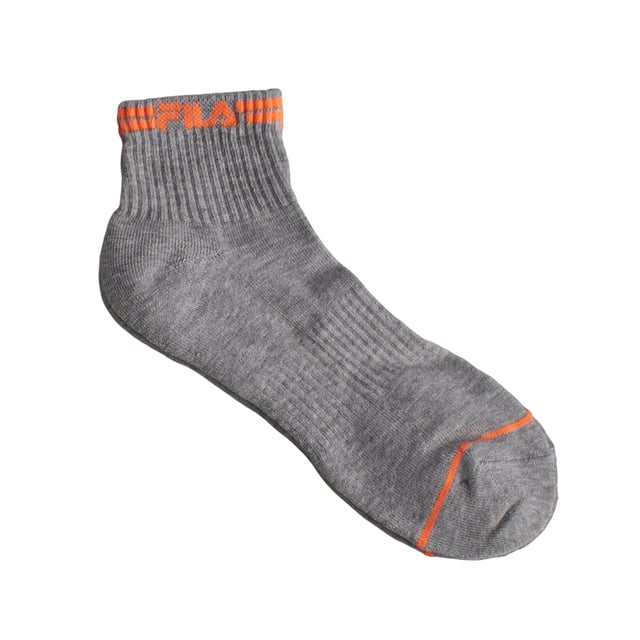 Los calcetines Fila Quarter de 3 pares están fabricados con hilos de alta calidad para un gran confort y una larga duración. Flexibles y dotados de una tela elástica al nivel del tobillo, se adaptarán fácilmente a tus pies para estar cómodo durante tus desplazamientos.

Detalles:
- Tejido de algodón.
- Suela acolchada, que proporciona absorción de impactos.
- 3 pares.
- Malla transpirable.
- Tobillos acanalados.
- Logo bordado.
- Estilo quarter, caña baja-media.
- Varios colores disponibles.
- Hilos de alta calidad para un óptimo confort y una gran durabilidad.
- Unisex.

Este pack de calcetines Quarter Fila es la elección perfecta para quienes valoran el confort sin renunciar al estilo. Con su diseño atractivo, materiales de calidad y ajuste ideal, son el complemento perfecto para tu día a día activo.
 Composición: 69% Algodón, 29% Poliester, 2% Elastano
 Cuidados:
Lavar a máquina a un máximo de 30 °C.
No usar lejía ni blanqueadores.
No planchar.
No lavar en seco.
Secar al aire o en secadora a baja temperatura.