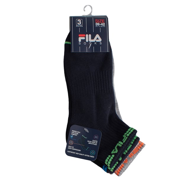 Los calcetines Fila Quarter de 3 pares están fabricados con hilos de alta calidad para un gran confort y una larga duración. Flexibles y dotados de una tela elástica al nivel del tobillo, se adaptarán fácilmente a tus pies para estar cómodo durante tus desplazamientos.

Detalles:
- Tejido de algodón.
- Suela acolchada, que proporciona absorción de impactos.
- 3 pares.
- Malla transpirable.
- Tobillos acanalados.
- Logo bordado.
- Estilo quarter, caña baja-media.
- Varios colores disponibles.
- Hilos de alta calidad para un óptimo confort y una gran durabilidad.
- Unisex.

Este pack de calcetines Quarter Fila es la elección perfecta para quienes valoran el confort sin renunciar al estilo. Con su diseño atractivo, materiales de calidad y ajuste ideal, son el complemento perfecto para tu día a día activo.
 Composición: 69% Algodón, 29% Poliester, 2% Elastano
 Cuidados:
Lavar a máquina a un máximo de 30 °C.
No usar lejía ni blanqueadores.
No planchar.
No lavar en seco.
Secar al aire o en secadora a baja temperatura.
