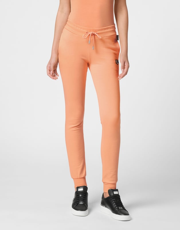 Eleve su vestuario informal con estos elegantes y versátiles pantalones jogging, que combinan una comodidad de primera con una sofisticación moderna.    Confeccionados en algodón 100% para un tacto suave y transpirable.   La cintura con cordón garantiza un ajuste seguro y regulable.   El discreto detalle del logotipo añade un toque refinado.   Bolsillos laterales funcionales para mayor comodidad.   Perfectos tanto para holgazanear como para salidas informales.