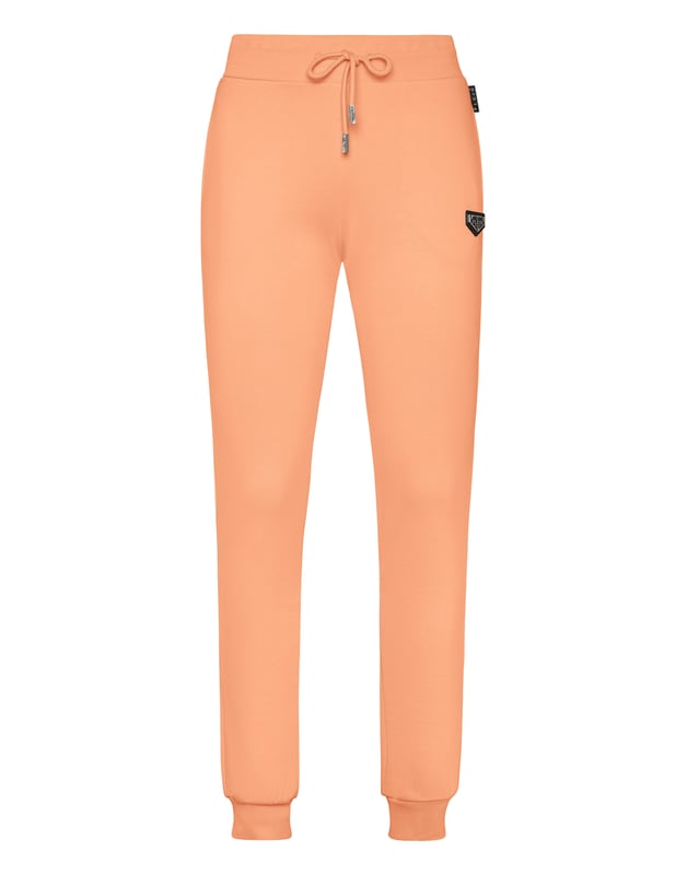 Eleve su vestuario informal con estos elegantes y versátiles pantalones jogging, que combinan una comodidad de primera con una sofisticación moderna.    Confeccionados en algodón 100% para un tacto suave y transpirable.   La cintura con cordón garantiza un ajuste seguro y regulable.   El discreto detalle del logotipo añade un toque refinado.   Bolsillos laterales funcionales para mayor comodidad.   Perfectos tanto para holgazanear como para salidas informales.