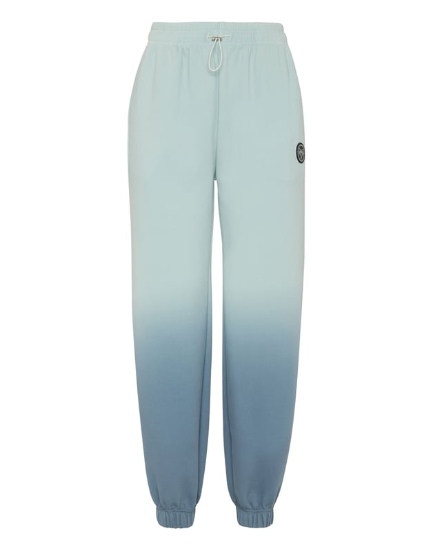 Estos pantalones de jogging son el complemento perfecto para alcanzar tus objetivos. Comodidad y rendimiento se complementan con el estilo Plein Sport.   Mezcla de algodón estampado   Estampado integral en degradé   Cintura elástica con cordón   Parche elástico en la pernera izquierda   Dos bolsillos con aberturas   Corte holgado   Puños elásticos en las perneras.
