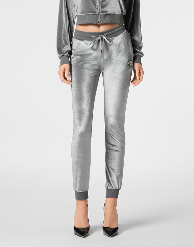 mit Schmucksteinen  Mit dieser Chenille-Jogginghose, die luxuriösen Komfort mit einem gewagten Design verbindet, wird Ihr Freizeitstil aufgewertet. Perfekt, um ein Statement zu setzen, ob beim Faulenzen oder beim Ausgehen.    Schlanke, taillierte Passform für eine schmeichelhafte Silhouette.   Weiches Chenille-Material für ultimativen Komfort und ein plüschiges Gefühl.   Strass-Totenkopf-Detail fügt einen Hauch von kantigem Luxus hinzu.   Kordelzug im Bund für einstellbaren Komfort.   Ideal für auffälliges Casual-Styling mit einem Hauch von Attitüde.
