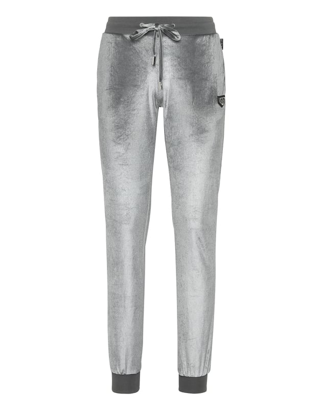 mit Schmucksteinen  Mit dieser Chenille-Jogginghose, die luxuriösen Komfort mit einem gewagten Design verbindet, wird Ihr Freizeitstil aufgewertet. Perfekt, um ein Statement zu setzen, ob beim Faulenzen oder beim Ausgehen.    Schlanke, taillierte Passform für eine schmeichelhafte Silhouette.   Weiches Chenille-Material für ultimativen Komfort und ein plüschiges Gefühl.   Strass-Totenkopf-Detail fügt einen Hauch von kantigem Luxus hinzu.   Kordelzug im Bund für einstellbaren Komfort.   Ideal für auffälliges Casual-Styling mit einem Hauch von Attitüde.