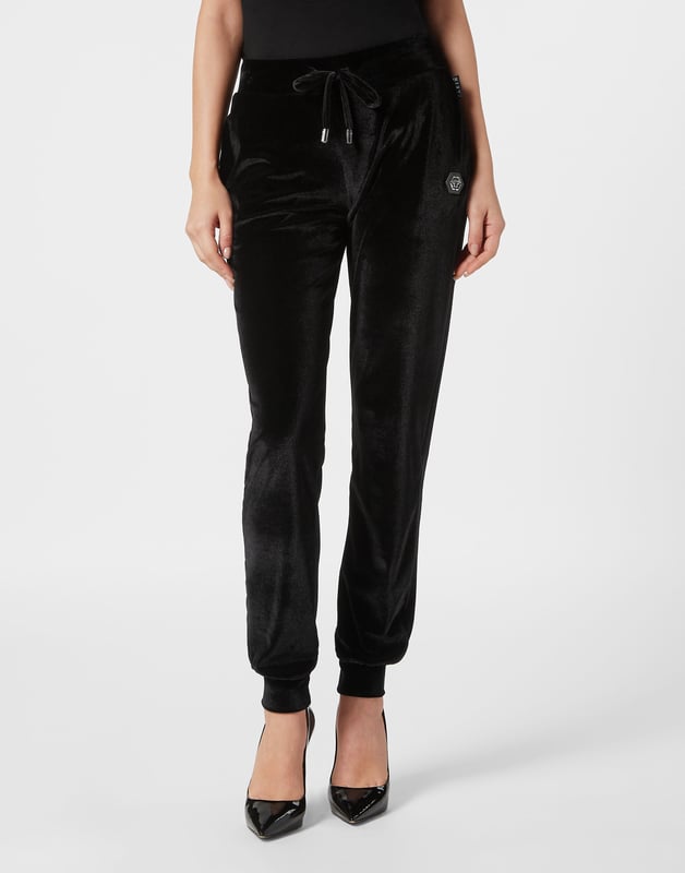 ¿Ve lo originales que son estos pantalones de jogging de chenilla?   Chenilla elástica suave   Letras de la marca con strass en la parte posterior. Dos bolsillos con aberturas   Cinturilla de punto acanalado con cordón de ajuste   Puños inferiores de punto acanalado