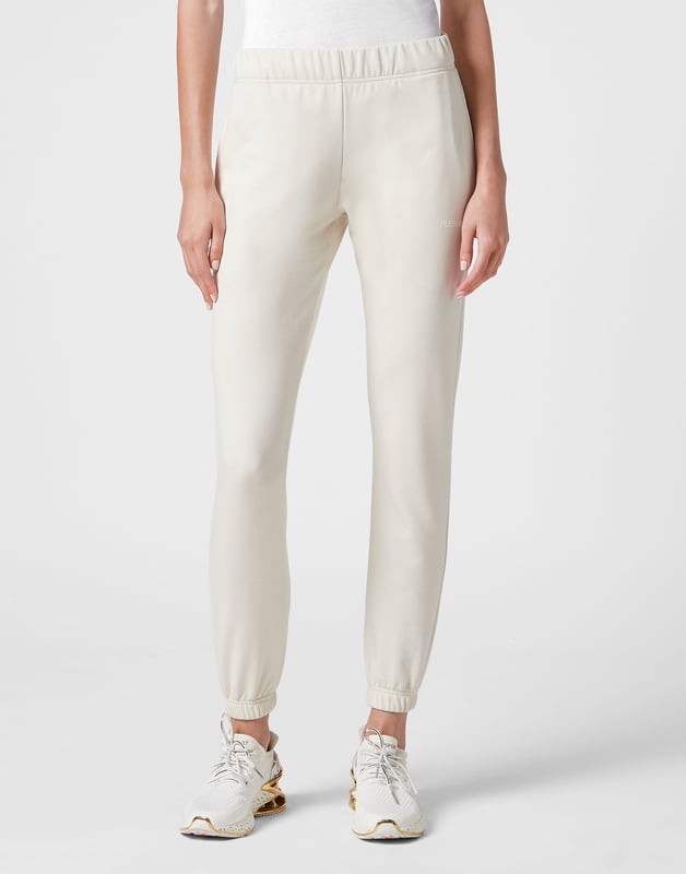 Estos joggers son el complemento perfecto para alcanzar tus objetivos. Comodidad y rendimiento se suman al estilo de Plein Sport.   Forro polar de algodón elástico   Cintura de punto elástico con cordón   Dos bolsillos con aberturas   Puños inferiores de punto elástico.