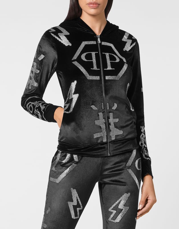 con cristales  Sabe que puede correr con estilo, ¿verdad? Le recomendamos este suave chándal de chenilla decorado con los icónicos elementos de la marca estampados y las cristales de strass. La sudadera con cremallera cuenta con dos bolsillos abiertos. El pantalón cuenta con un cordón de ajuste y bolsillos italianos. Dobladillos de punto de canalé.
