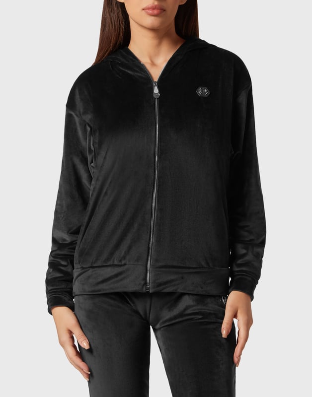 con cristales  Lo que ve no es un chándal de jogging cualquiera, sino la prueba de que el estilo de Plein puede personalizar cada momento de su día. Descubra más.   Suave terciopelo de chenilla elástica   Sudadera con capucha y cremallera   El icónico osito Teddy de strass en la espalda   Bolsillos con aberturas   Cintura con cordón de ajuste   Hexágono PP en un parche de cuero saffiano tanto en la parte superior como en la inferior    Dobladillos de punto elástico