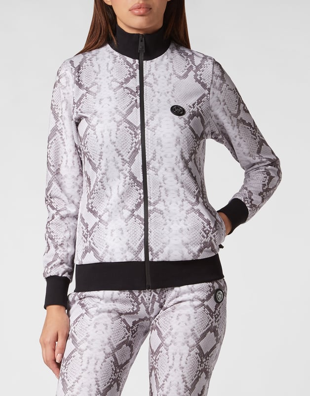 Entdecke den neuen Trainingsanzug, mit dem du beim Sport und in der Freizeit eine gute Figur machst.   Triacetat aus Baumwollmischung mit Python-Print   Die Marke ist auf der Rückseite des Oberteils abgebildet   Gummierter Aufnäher mit dem Brand-Emblem auf Jacke und Hose   Wasserdichter Reißverschluss an der Jacke   Schlitztaschen   Rippstrickbündchen