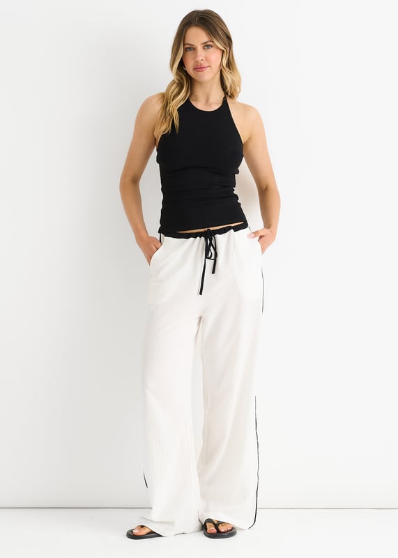 Sie suchen eine modische und bequeme Hose? Dann ist unsere Leinen-Look-Kontraststreifen-Hose mit Kordelzug genau das Richtige für Sie! Diese Hose aus leichtem Leinenstoff mit schickem Kontraststreifenmuster ist sowohl modisch als auch funktionell. Der Kordelzug in der Taille sorgt für eine individuelle Passform und ganztägigen Komfort. Ergänzen Sie Ihre Garderobe noch heute mit dieser trendigen Hose.