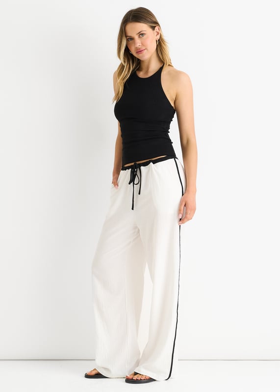Sie suchen eine modische und bequeme Hose? Dann ist unsere Leinen-Look-Kontraststreifen-Hose mit Kordelzug genau das Richtige für Sie! Diese Hose aus leichtem Leinenstoff mit schickem Kontraststreifenmuster ist sowohl modisch als auch funktionell. Der Kordelzug in der Taille sorgt für eine individuelle Passform und ganztägigen Komfort. Ergänzen Sie Ihre Garderobe noch heute mit dieser trendigen Hose.