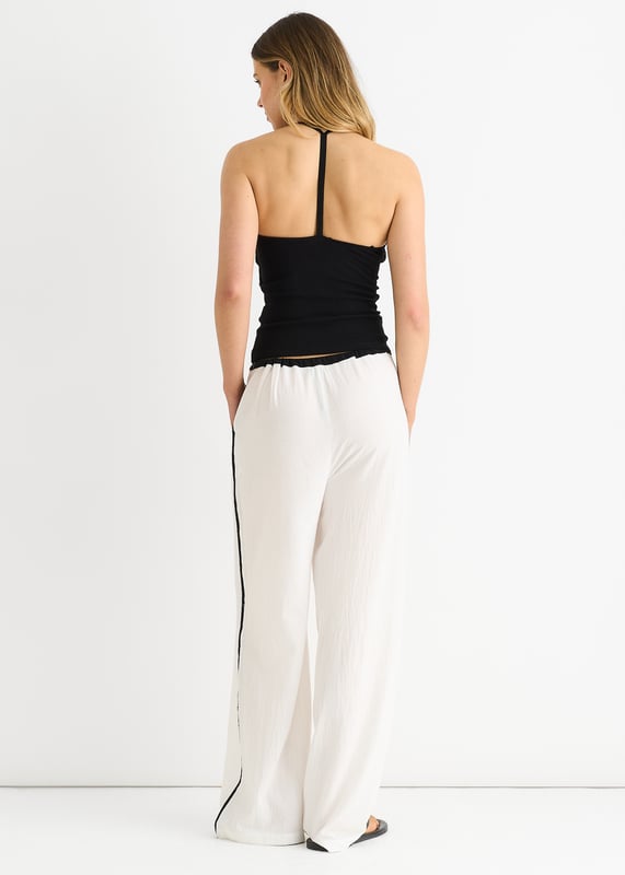 Sie suchen eine modische und bequeme Hose? Dann ist unsere Leinen-Look-Kontraststreifen-Hose mit Kordelzug genau das Richtige für Sie! Diese Hose aus leichtem Leinenstoff mit schickem Kontraststreifenmuster ist sowohl modisch als auch funktionell. Der Kordelzug in der Taille sorgt für eine individuelle Passform und ganztägigen Komfort. Ergänzen Sie Ihre Garderobe noch heute mit dieser trendigen Hose.
