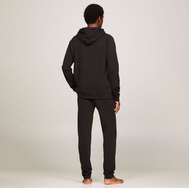 Drawstring hood.Kangaroo pocket.Ribbed cuffs and hem.Distinctive chest taping.Tommy Hilfiger logo on chest.Distinctive Tommy Hilfiger details.Loose fit.