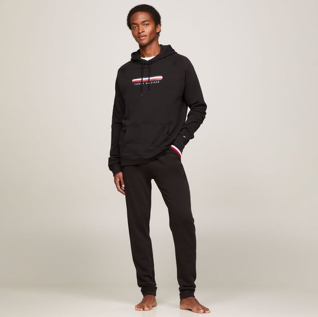 Drawstring hood.Kangaroo pocket.Ribbed cuffs and hem.Distinctive chest taping.Tommy Hilfiger logo on chest.Distinctive Tommy Hilfiger details.Loose fit.