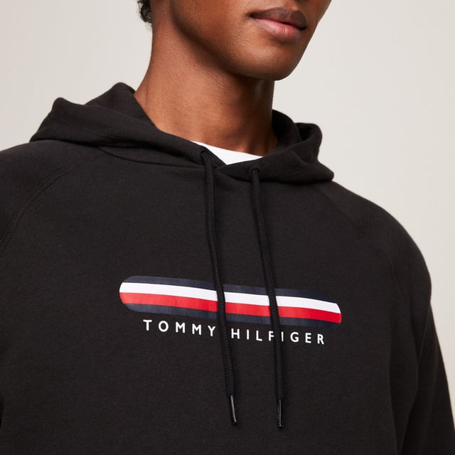 Drawstring hood.Kangaroo pocket.Ribbed cuffs and hem.Distinctive chest taping.Tommy Hilfiger logo on chest.Distinctive Tommy Hilfiger details.Loose fit.