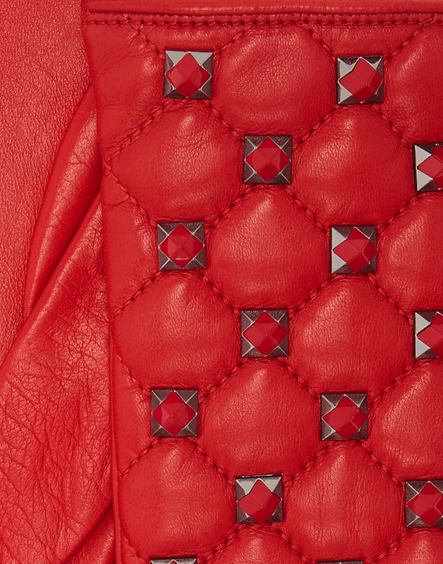 Tachuelas  Los detalles revelan quién es un auténtico amante del lujo. Estos guantes son lo que necesita para ser especial.   Napa suave con detalles acolchados en forma de diamante   Tachuelas de diamante   Forro de seda