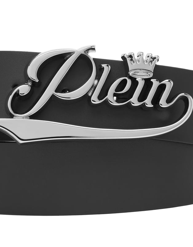 Leren riem. Metalen gesp met het iconische opschrift van het merk. Leren voering. Hoogte: 4 cm.
