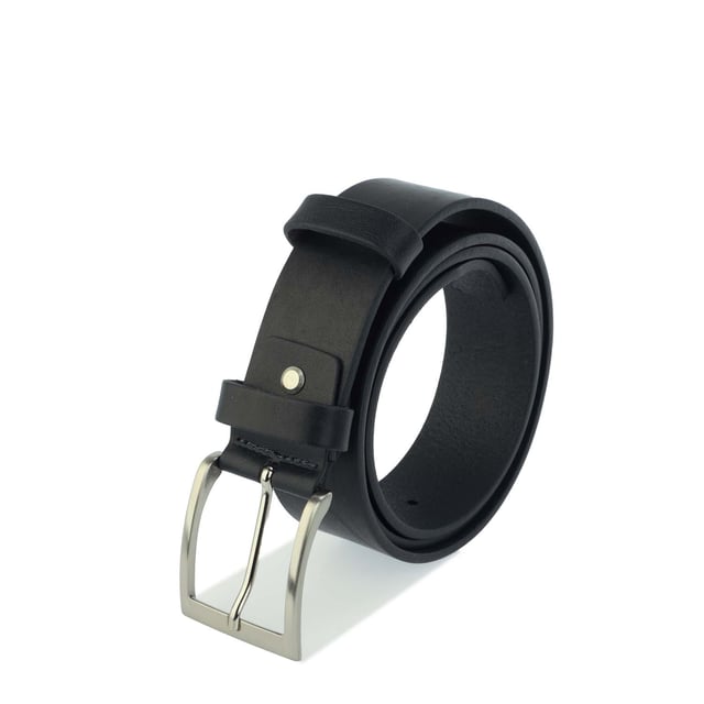 Deze Tatanka Blu Pin Buckle Belt is vakkundig vervaardigd in Italië door het gerenommeerde merk Mario Valentino en is het perfecte accessoire voor elke outfit. Gemaakt van 100% leer is de rijke blauwe kleur veelzijdig voor elk seizoen. Verhoog je stijl met deze stijlvolle riem van hoge kwaliteit.