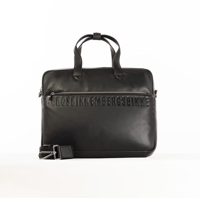 Die Bikkembergs Tasche ist ein Accessoire mit modernem und vielseitigem Design, ideal für alle, die einen urbanen und funktionalen Look suchen. Mit ihren klaren Linien und markanten Details ist sie perfekt für den dynamischen Mann, der nicht auf Stil und Funktionalität verzichten möchte. Die Tasche vereint Eleganz und Komfort und ist damit ideal für jeden Tag. Maße: 37 X 30 X 9 CM