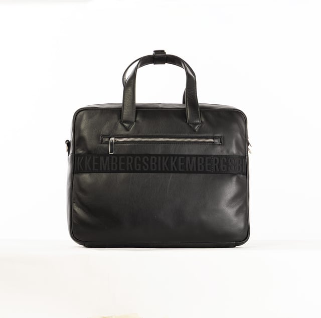Die Bikkembergs Tasche ist ein Accessoire mit modernem und vielseitigem Design, ideal für alle, die einen urbanen und funktionalen Look suchen. Mit ihren klaren Linien und markanten Details ist sie perfekt für den dynamischen Mann, der nicht auf Stil und Funktionalität verzichten möchte. Die Tasche vereint Eleganz und Komfort und ist damit ideal für jeden Tag. Maße: 37 X 30 X 9 CM