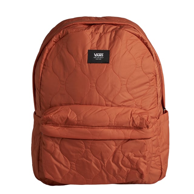 Mochila acolchada Old Skool VN000H4WC9J1 para hombres y mujeres La mochila Vans Old Skool Quilted es una declaración de estilo que combina funcionalidad y actitud. Diseñada para quienes están en movimiento, ofrece un espacioso compartimiento principal, una funda acolchada para laptop y bolsillos laterales para botellas de agua. Con el icónico logo 'Off The Wall' en la parte frontal, esta mochila es el compañero perfecto para el día a día, ya sea en la ciudad, en el campus o dondequiera que te lleve la aventura.
Detalles:
- Un gran compartimento principal con cierre de cremallera.
- Logo de Vans en la parte delantera.
- Diseño acolchado.
- Bolsillo frontal con panel organizador.
- La funda para laptop se adapta a la mayoría de los dispositivos de 15'.
- Bolsillo para botella de agua.
- Correas de hombro ajustables y acolchadas.
Combinando el estilo clásico M1 con un giro moderno, esta mochila no solo te hará ver elegante, sino que también te permitirá llevar todas tus pertenencias de forma segura. Los modelos de mochila M1 Old Skool se convertirán no solo en un accesorio, sino también en parte de tu vida diaria. Con su amplio espacio interior, múltiples bolsillos y correas ajustables, es una opción ideal tanto para estudiantes como para adultos.
Medidas: 42 x 31 x 12.5 cm
Composición: Exterior: 100% Poliéster Reciclado; Forro: 100% Poliéster Reciclado
Cuidado:
Lavar con un paño húmedo y jabón neutro.
No sumergir ni usar lavadora.
Secar a la sombra, nunca con calor directo.