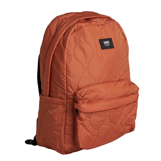 Mochila acolchada Old Skool VN000H4WC9J1 para hombres y mujeres La mochila Vans Old Skool Quilted es una declaración de estilo que combina funcionalidad y actitud. Diseñada para quienes están en movimiento, ofrece un espacioso compartimiento principal, una funda acolchada para laptop y bolsillos laterales para botellas de agua. Con el icónico logo 'Off The Wall' en la parte frontal, esta mochila es el compañero perfecto para el día a día, ya sea en la ciudad, en el campus o dondequiera que te lleve la aventura.
Detalles:
- Un gran compartimento principal con cierre de cremallera.
- Logo de Vans en la parte delantera.
- Diseño acolchado.
- Bolsillo frontal con panel organizador.
- La funda para laptop se adapta a la mayoría de los dispositivos de 15'.
- Bolsillo para botella de agua.
- Correas de hombro ajustables y acolchadas.
Combinando el estilo clásico M1 con un giro moderno, esta mochila no solo te hará ver elegante, sino que también te permitirá llevar todas tus pertenencias de forma segura. Los modelos de mochila M1 Old Skool se convertirán no solo en un accesorio, sino también en parte de tu vida diaria. Con su amplio espacio interior, múltiples bolsillos y correas ajustables, es una opción ideal tanto para estudiantes como para adultos.
Medidas: 42 x 31 x 12.5 cm
Composición: Exterior: 100% Poliéster Reciclado; Forro: 100% Poliéster Reciclado
Cuidado:
Lavar con un paño húmedo y jabón neutro.
No sumergir ni usar lavadora.
Secar a la sombra, nunca con calor directo.