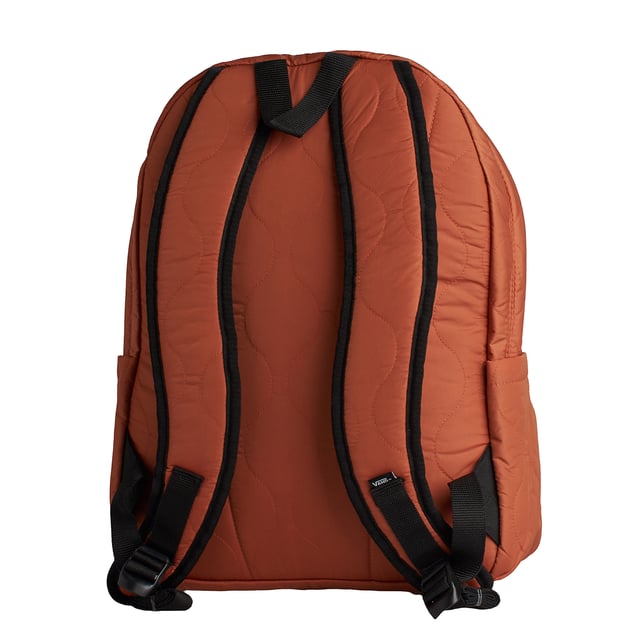 Mochila acolchada Old Skool VN000H4WC9J1 para hombres y mujeres La mochila Vans Old Skool Quilted es una declaración de estilo que combina funcionalidad y actitud. Diseñada para quienes están en movimiento, ofrece un espacioso compartimiento principal, una funda acolchada para laptop y bolsillos laterales para botellas de agua. Con el icónico logo 'Off The Wall' en la parte frontal, esta mochila es el compañero perfecto para el día a día, ya sea en la ciudad, en el campus o dondequiera que te lleve la aventura.
Detalles:
- Un gran compartimento principal con cierre de cremallera.
- Logo de Vans en la parte delantera.
- Diseño acolchado.
- Bolsillo frontal con panel organizador.
- La funda para laptop se adapta a la mayoría de los dispositivos de 15'.
- Bolsillo para botella de agua.
- Correas de hombro ajustables y acolchadas.
Combinando el estilo clásico M1 con un giro moderno, esta mochila no solo te hará ver elegante, sino que también te permitirá llevar todas tus pertenencias de forma segura. Los modelos de mochila M1 Old Skool se convertirán no solo en un accesorio, sino también en parte de tu vida diaria. Con su amplio espacio interior, múltiples bolsillos y correas ajustables, es una opción ideal tanto para estudiantes como para adultos.
Medidas: 42 x 31 x 12.5 cm
Composición: Exterior: 100% Poliéster Reciclado; Forro: 100% Poliéster Reciclado
Cuidado:
Lavar con un paño húmedo y jabón neutro.
No sumergir ni usar lavadora.
Secar a la sombra, nunca con calor directo.
