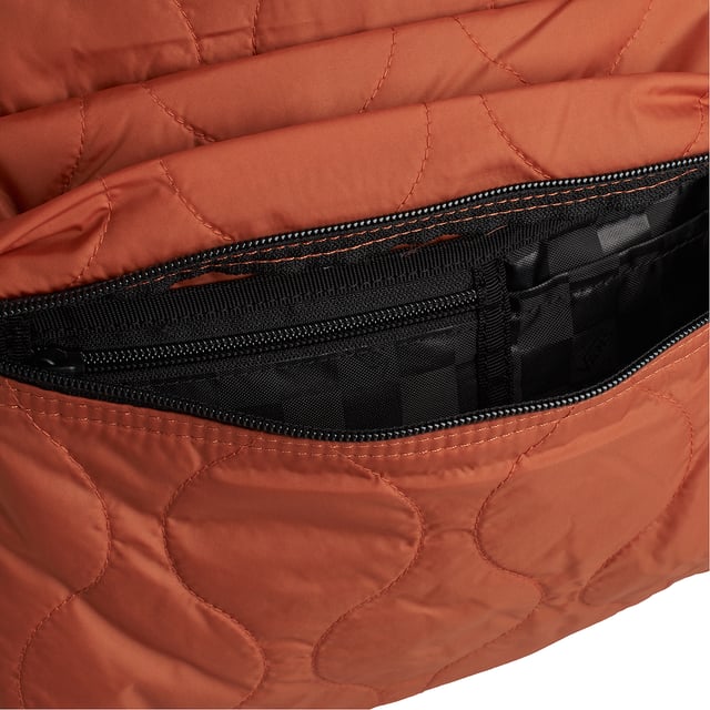Mochila acolchada Old Skool VN000H4WC9J1 para hombres y mujeres La mochila Vans Old Skool Quilted es una declaración de estilo que combina funcionalidad y actitud. Diseñada para quienes están en movimiento, ofrece un espacioso compartimiento principal, una funda acolchada para laptop y bolsillos laterales para botellas de agua. Con el icónico logo 'Off The Wall' en la parte frontal, esta mochila es el compañero perfecto para el día a día, ya sea en la ciudad, en el campus o dondequiera que te lleve la aventura.
Detalles:
- Un gran compartimento principal con cierre de cremallera.
- Logo de Vans en la parte delantera.
- Diseño acolchado.
- Bolsillo frontal con panel organizador.
- La funda para laptop se adapta a la mayoría de los dispositivos de 15'.
- Bolsillo para botella de agua.
- Correas de hombro ajustables y acolchadas.
Combinando el estilo clásico M1 con un giro moderno, esta mochila no solo te hará ver elegante, sino que también te permitirá llevar todas tus pertenencias de forma segura. Los modelos de mochila M1 Old Skool se convertirán no solo en un accesorio, sino también en parte de tu vida diaria. Con su amplio espacio interior, múltiples bolsillos y correas ajustables, es una opción ideal tanto para estudiantes como para adultos.
Medidas: 42 x 31 x 12.5 cm
Composición: Exterior: 100% Poliéster Reciclado; Forro: 100% Poliéster Reciclado
Cuidado:
Lavar con un paño húmedo y jabón neutro.
No sumergir ni usar lavadora.
Secar a la sombra, nunca con calor directo.