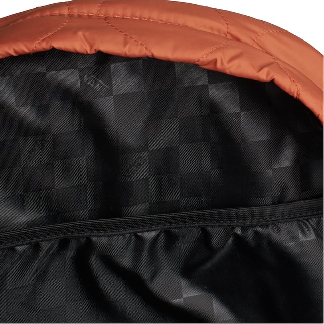 Mochila acolchada Old Skool VN000H4WC9J1 para hombres y mujeres La mochila Vans Old Skool Quilted es una declaración de estilo que combina funcionalidad y actitud. Diseñada para quienes están en movimiento, ofrece un espacioso compartimiento principal, una funda acolchada para laptop y bolsillos laterales para botellas de agua. Con el icónico logo 'Off The Wall' en la parte frontal, esta mochila es el compañero perfecto para el día a día, ya sea en la ciudad, en el campus o dondequiera que te lleve la aventura.
Detalles:
- Un gran compartimento principal con cierre de cremallera.
- Logo de Vans en la parte delantera.
- Diseño acolchado.
- Bolsillo frontal con panel organizador.
- La funda para laptop se adapta a la mayoría de los dispositivos de 15'.
- Bolsillo para botella de agua.
- Correas de hombro ajustables y acolchadas.
Combinando el estilo clásico M1 con un giro moderno, esta mochila no solo te hará ver elegante, sino que también te permitirá llevar todas tus pertenencias de forma segura. Los modelos de mochila M1 Old Skool se convertirán no solo en un accesorio, sino también en parte de tu vida diaria. Con su amplio espacio interior, múltiples bolsillos y correas ajustables, es una opción ideal tanto para estudiantes como para adultos.
Medidas: 42 x 31 x 12.5 cm
Composición: Exterior: 100% Poliéster Reciclado; Forro: 100% Poliéster Reciclado
Cuidado:
Lavar con un paño húmedo y jabón neutro.
No sumergir ni usar lavadora.
Secar a la sombra, nunca con calor directo.