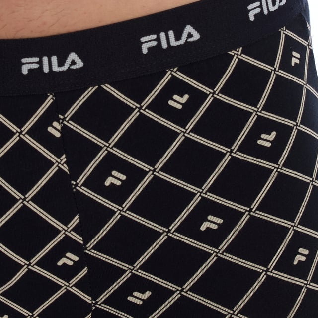Este pack de boxers para hombre de Fila ofrece una combinación perfecta de funcionalidad, diseño y comodidad. Cada par está fabricado con una tela suave y elástica que se adapta precisamente al cuerpo, proporcionando un ajuste cómodo durante todo el día. Los modernos y distintivos estampados gráficos marcan la diferencia.

 Detalles:
 - Pack de 2 boxers con diseños exclusivos.
 - Tela suave, transpirable y flexible.
 - Cintura elástica de gran resistencia con logo de Fila en contraste.
 - Costuras planas que minimizan la fricción.
 - Corte de boxer ajustado que proporciona soporte sin perder libertad de movimiento.

 El pack de boxers para hombre de Fila es una elección ideal para aquellos que buscan ropa interior con un diseño original, comodidad duradera y calidad reconocida. Perfectos tanto para el uso diario como para actividades físicas, estos boxers garantizan frescura, estilo y durabilidad.
 Composición: 95% algodón, 5% elastano
 Cuidado:
Lavar a máquina con agua fría.
 Usar detergente suave.
 Evitar blanqueadores.
 No usar secadora.