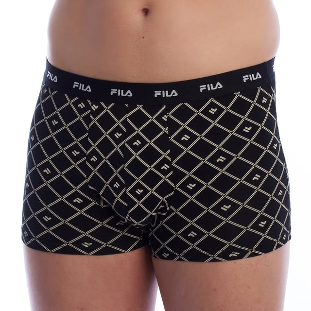 Este pack de boxers para hombre de Fila ofrece una combinación perfecta de funcionalidad, diseño y comodidad. Cada par está fabricado con una tela suave y elástica que se adapta precisamente al cuerpo, proporcionando un ajuste cómodo durante todo el día. Los modernos y distintivos estampados gráficos marcan la diferencia.

 Detalles:
 - Pack de 2 boxers con diseños exclusivos.
 - Tela suave, transpirable y flexible.
 - Cintura elástica de gran resistencia con logo de Fila en contraste.
 - Costuras planas que minimizan la fricción.
 - Corte de boxer ajustado que proporciona soporte sin perder libertad de movimiento.

 El pack de boxers para hombre de Fila es una elección ideal para aquellos que buscan ropa interior con un diseño original, comodidad duradera y calidad reconocida. Perfectos tanto para el uso diario como para actividades físicas, estos boxers garantizan frescura, estilo y durabilidad.
 Composición: 95% algodón, 5% elastano
 Cuidado:
Lavar a máquina con agua fría.
 Usar detergente suave.
 Evitar blanqueadores.
 No usar secadora.