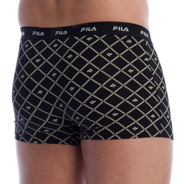Este pack de boxers para hombre de Fila ofrece una combinación perfecta de funcionalidad, diseño y comodidad. Cada par está fabricado con una tela suave y elástica que se adapta precisamente al cuerpo, proporcionando un ajuste cómodo durante todo el día. Los modernos y distintivos estampados gráficos marcan la diferencia.

 Detalles:
 - Pack de 2 boxers con diseños exclusivos.
 - Tela suave, transpirable y flexible.
 - Cintura elástica de gran resistencia con logo de Fila en contraste.
 - Costuras planas que minimizan la fricción.
 - Corte de boxer ajustado que proporciona soporte sin perder libertad de movimiento.

 El pack de boxers para hombre de Fila es una elección ideal para aquellos que buscan ropa interior con un diseño original, comodidad duradera y calidad reconocida. Perfectos tanto para el uso diario como para actividades físicas, estos boxers garantizan frescura, estilo y durabilidad.
 Composición: 95% algodón, 5% elastano
 Cuidado:
Lavar a máquina con agua fría.
 Usar detergente suave.
 Evitar blanqueadores.
 No usar secadora.