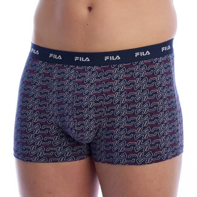 Este pack de boxers para hombre de Fila ofrece una combinación perfecta de funcionalidad, diseño y comodidad. Cada par está fabricado con una tela suave y elástica que se adapta precisamente al cuerpo, proporcionando un ajuste cómodo durante todo el día. Los modernos y distintivos estampados gráficos marcan la diferencia.

 Detalles:
 - Pack de 2 boxers con diseños exclusivos.
 - Tela suave, transpirable y flexible.
 - Cintura elástica de gran resistencia con logo de Fila en contraste.
 - Costuras planas que minimizan la fricción.
 - Corte de boxer ajustado que proporciona soporte sin perder libertad de movimiento.

 El pack de boxers para hombre de Fila es una elección ideal para aquellos que buscan ropa interior con un diseño original, comodidad duradera y calidad reconocida. Perfectos tanto para el uso diario como para actividades físicas, estos boxers garantizan frescura, estilo y durabilidad.
 Composición: 95% algodón, 5% elastano
 Cuidado:
Lavar a máquina con agua fría.
 Usar detergente suave.
 Evitar blanqueadores.
 No usar secadora.