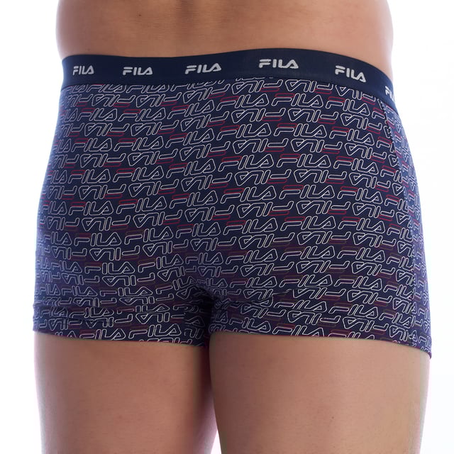 Este pack de boxers para hombre de Fila ofrece una combinación perfecta de funcionalidad, diseño y comodidad. Cada par está fabricado con una tela suave y elástica que se adapta precisamente al cuerpo, proporcionando un ajuste cómodo durante todo el día. Los modernos y distintivos estampados gráficos marcan la diferencia.

 Detalles:
 - Pack de 2 boxers con diseños exclusivos.
 - Tela suave, transpirable y flexible.
 - Cintura elástica de gran resistencia con logo de Fila en contraste.
 - Costuras planas que minimizan la fricción.
 - Corte de boxer ajustado que proporciona soporte sin perder libertad de movimiento.

 El pack de boxers para hombre de Fila es una elección ideal para aquellos que buscan ropa interior con un diseño original, comodidad duradera y calidad reconocida. Perfectos tanto para el uso diario como para actividades físicas, estos boxers garantizan frescura, estilo y durabilidad.
 Composición: 95% algodón, 5% elastano
 Cuidado:
Lavar a máquina con agua fría.
 Usar detergente suave.
 Evitar blanqueadores.
 No usar secadora.