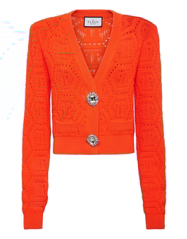 Einzigartigkeit und Stil finden sich auch in einer Strickjacke. Sehen Sie sich diese Version an, die aus einem weichen, fluoreszierenden Baumwollmischgarn hergestellt wurde. Erfahren Sie mehr.   Gestrickte Baumwollmischung   Monogramm mit Spitzenstich ganzflächig gestrickt    Schmuckbroschen imitieren einen Knopfverschluss   Gepolsterte Schultern   Zwei Rippstrickkanten imitieren zwei Taschen   Rippstrick-Säume