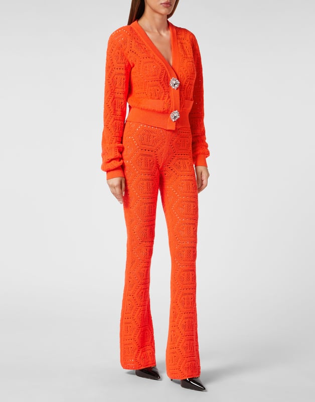 Einzigartigkeit und Stil finden sich auch in einer Strickjacke. Sehen Sie sich diese Version an, die aus einem weichen, fluoreszierenden Baumwollmischgarn hergestellt wurde. Erfahren Sie mehr.   Gestrickte Baumwollmischung   Monogramm mit Spitzenstich ganzflächig gestrickt    Schmuckbroschen imitieren einen Knopfverschluss   Gepolsterte Schultern   Zwei Rippstrickkanten imitieren zwei Taschen   Rippstrick-Säume