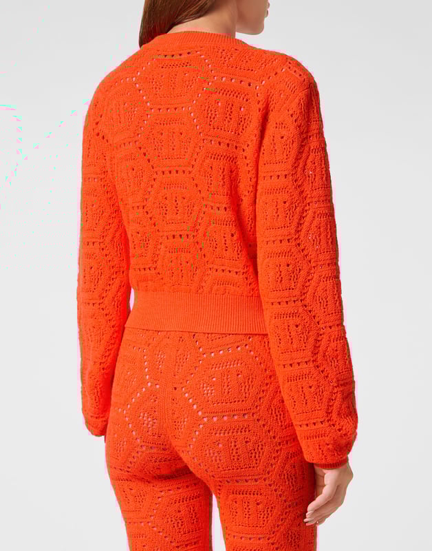 Einzigartigkeit und Stil finden sich auch in einer Strickjacke. Sehen Sie sich diese Version an, die aus einem weichen, fluoreszierenden Baumwollmischgarn hergestellt wurde. Erfahren Sie mehr.   Gestrickte Baumwollmischung   Monogramm mit Spitzenstich ganzflächig gestrickt    Schmuckbroschen imitieren einen Knopfverschluss   Gepolsterte Schultern   Zwei Rippstrickkanten imitieren zwei Taschen   Rippstrick-Säume